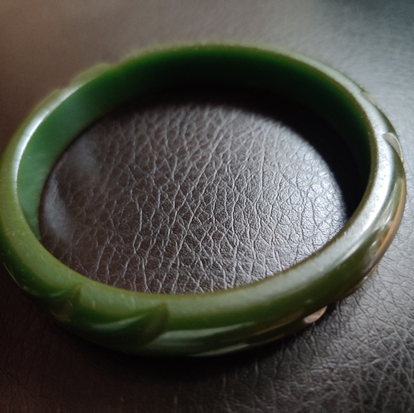 Vintage Green Spinach Carved Bakelite Bracelet - Picture 6 of 8